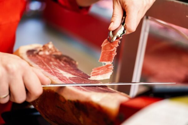 cortando jamón ibérico tienda (1)